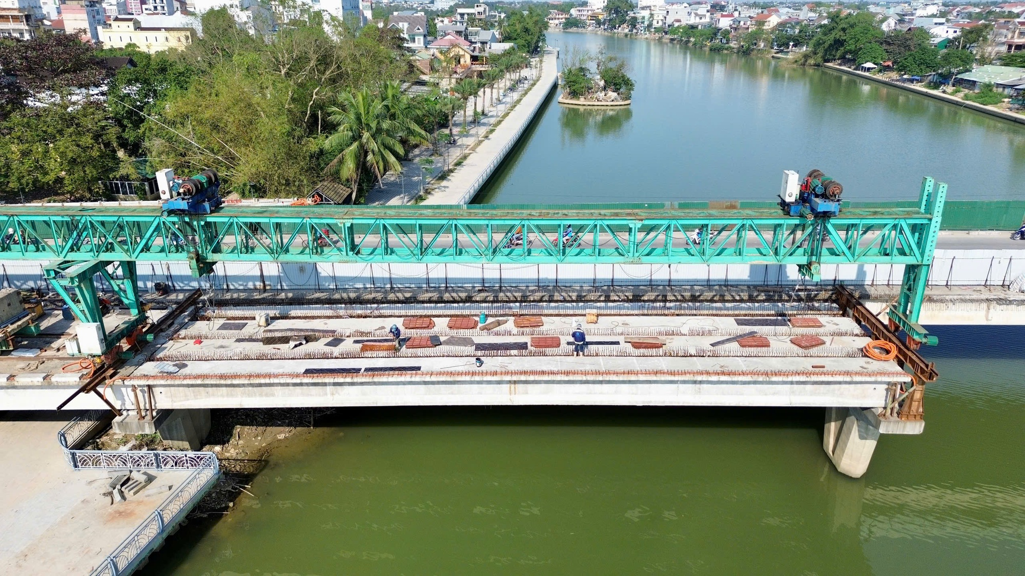 Rõ lý do nhà thầu thi công cầu ở Huế bị phạt hơn 1,5 tỉ đồng - Ảnh 1