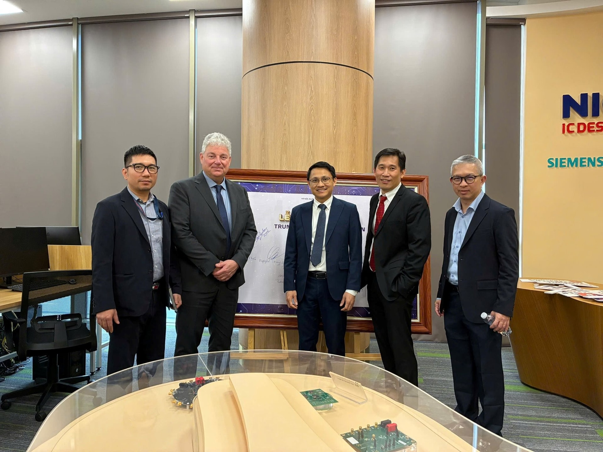 Gặp Thủ tướng, lãnh đạo Tập đoàn giữ thế độc tôn trong ngành CN 1.000 tỷ USD muốn "làm tổ" tại Việt Nam - Ảnh 2