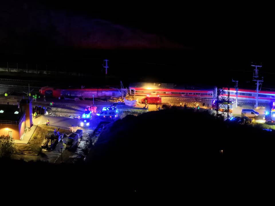 Hiện trường thảm họa tàu cao tốc tại Tây Ban Nha: 2 đoàn tàu biến dạng, hơn 100 người thương vong, có thể sẽ tìm thấy thêm nhiều thi thể - Ảnh 1