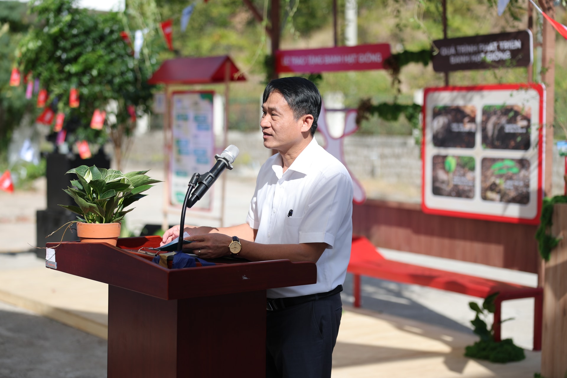 Cam kết trồng thêm 1 triệu cây xanh: Unilever đưa Drone thử nghiệm gieo mầm tại vùng rừng khô hạn nhất Việt Nam - Ảnh 6