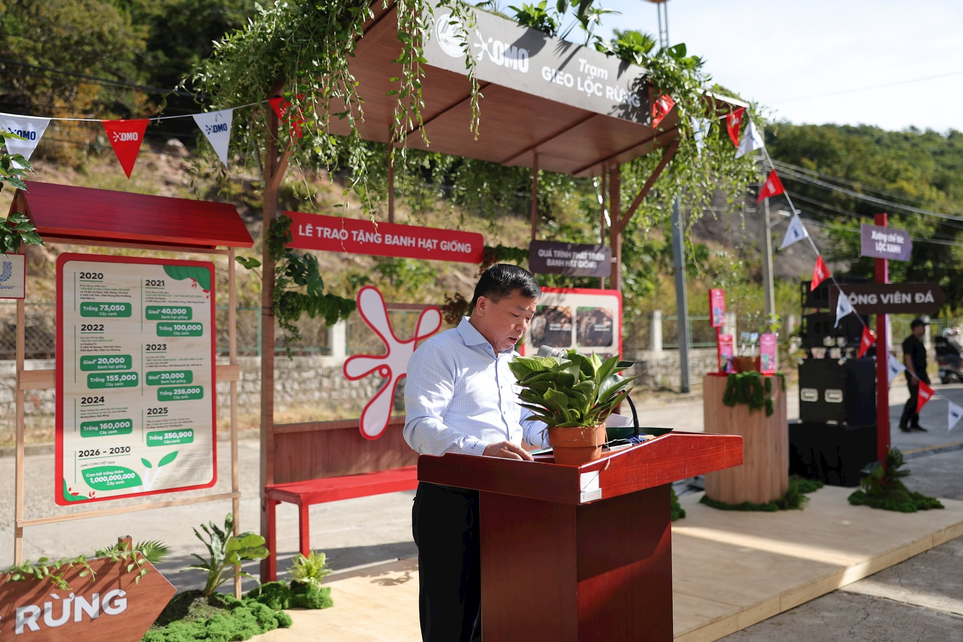 Cam kết trồng thêm 1 triệu cây xanh: Unilever đưa Drone thử nghiệm gieo mầm tại vùng rừng khô hạn nhất Việt Nam - Ảnh 2