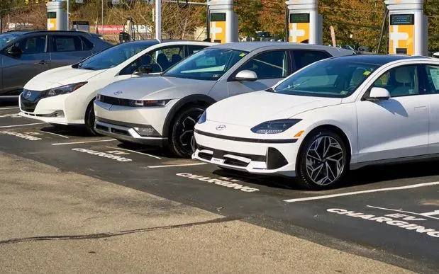 Xe điện cao cấp tồn kho sau khi Mỹ cắt ưu đãi thuế - Ảnh 1