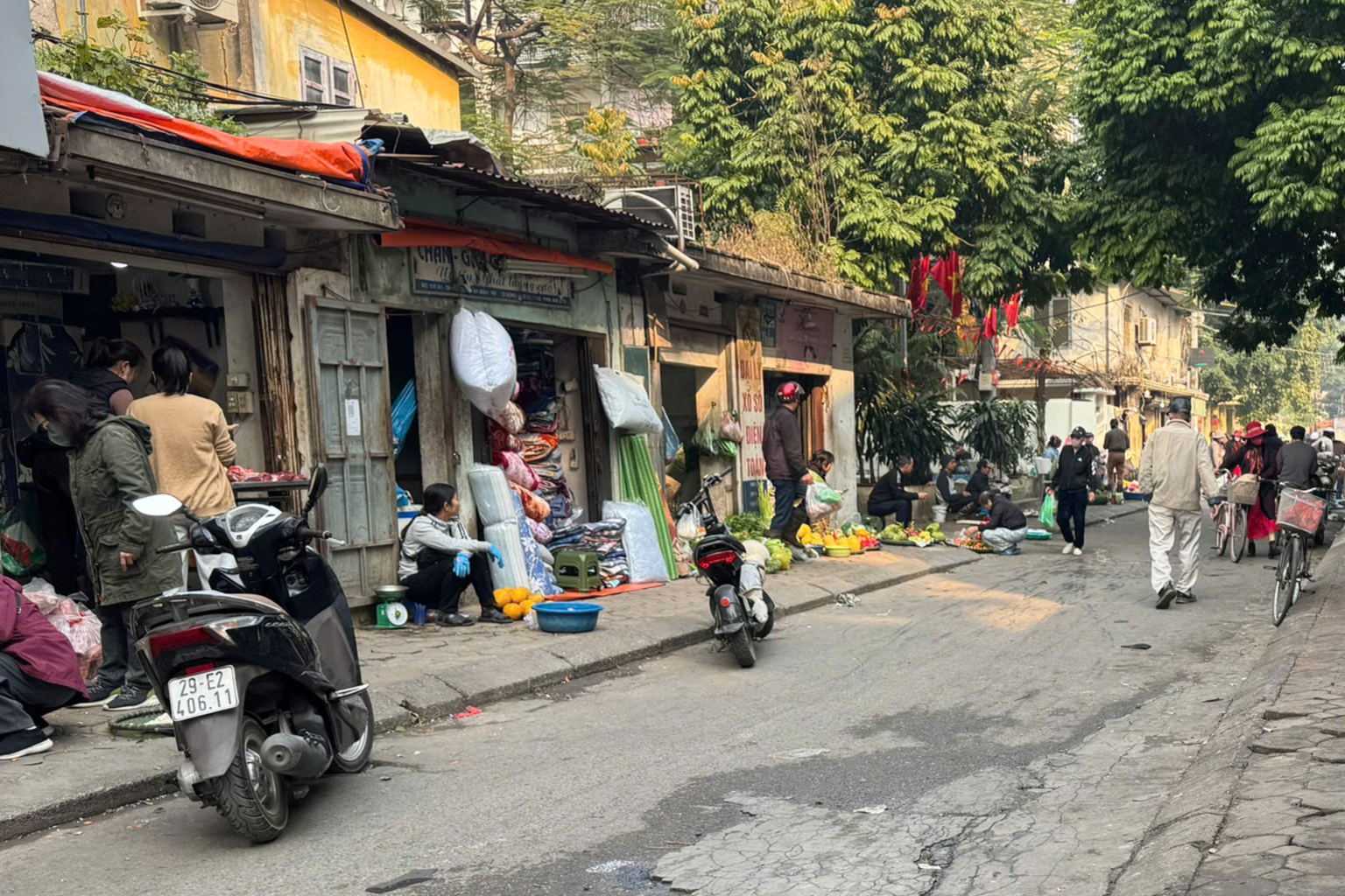 Hà Nội xoá bỏ chợ cóc, tiểu thương lo kế sinh nhai - Ảnh 1