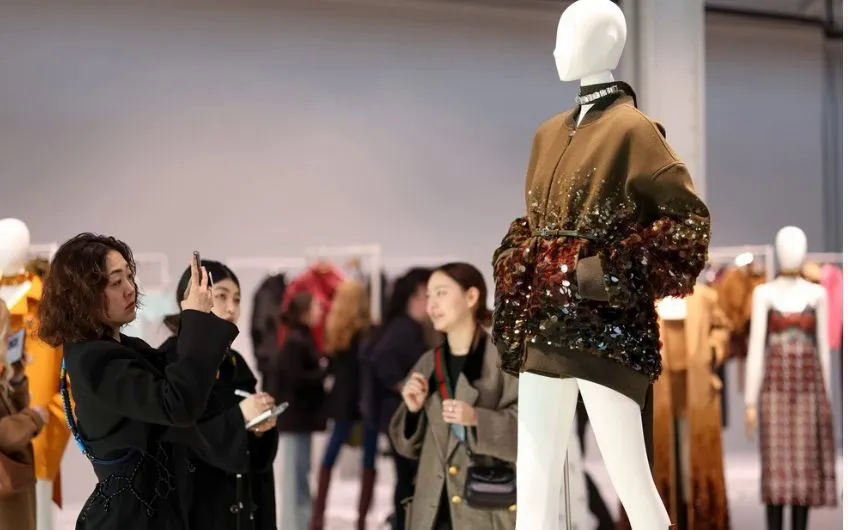 Các thương hiệu xa xỉ toàn cầu "chìm" trong cơn lốc giảm giá - Ảnh 1