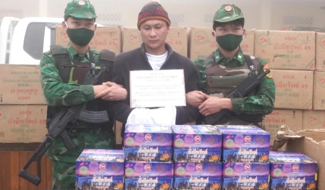 Người đàn ông chở 1 tấn pháo hoa đi tiêu thụ - Ảnh 1