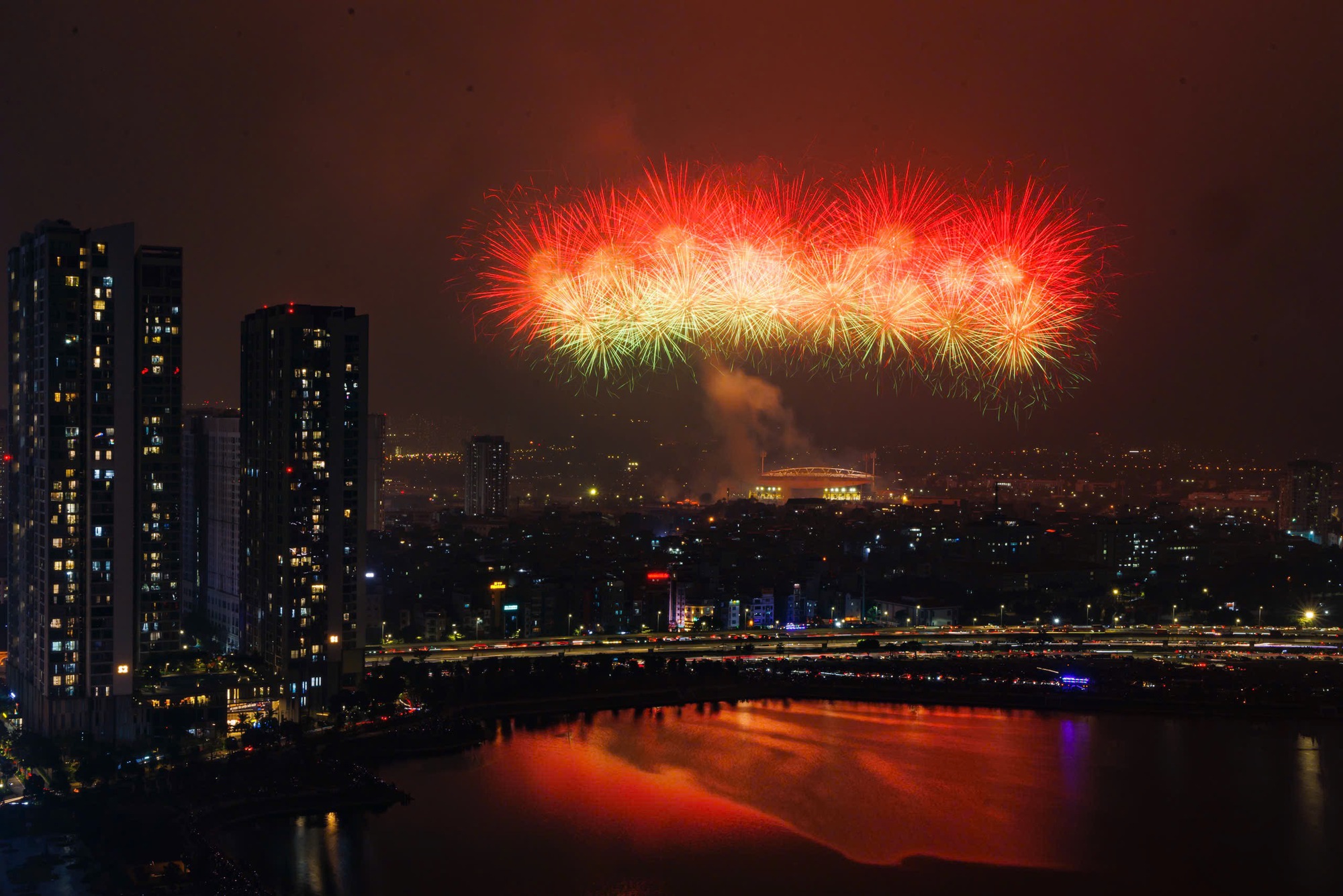 Sun Group viết lên loạt “kỷ lục” pháo hoa với Hòn đảo chưa từng tắt pháo hoa suốt 2 năm, Lễ hội pháo hoa quốc tế có quy mô đội bắn lớn nhất thế giới... - Ảnh 4