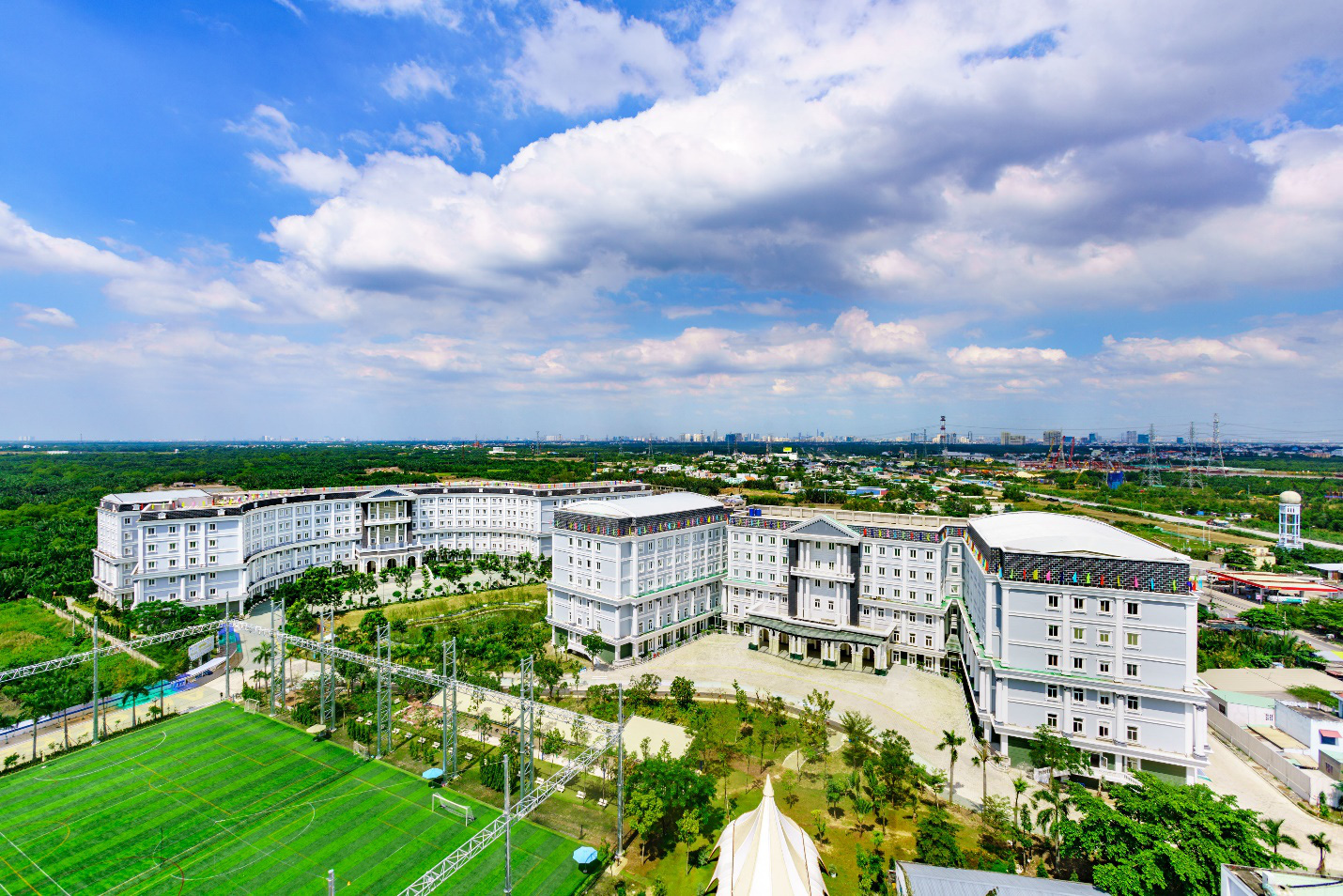 UBND TP.HCM quyết định giải thể Trường Quốc tế Mỹ AISVN sau nửa năm bà Út Em bị bắt - Ảnh 1