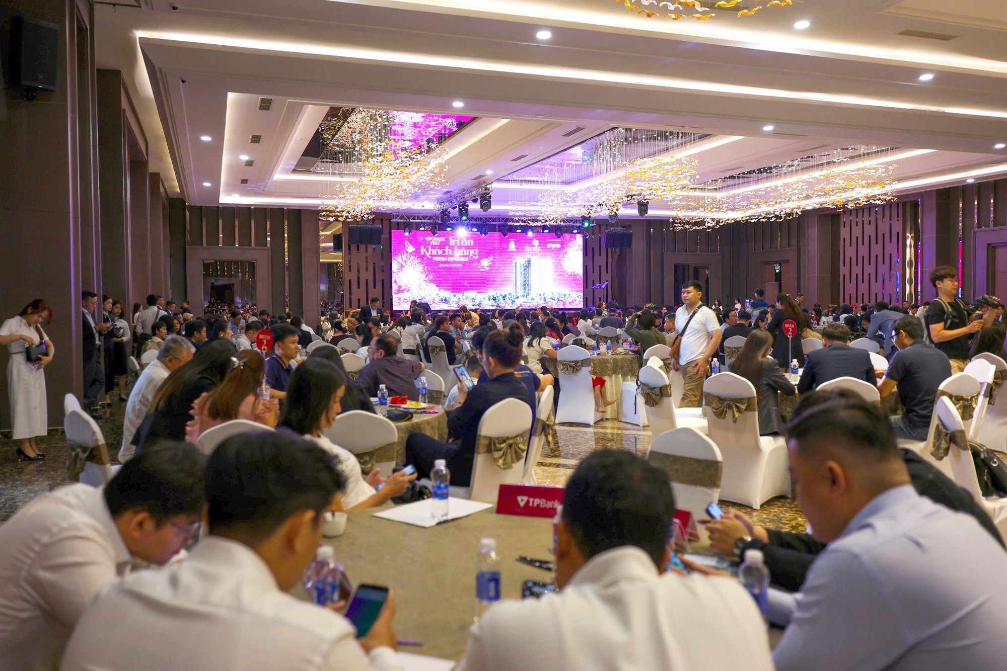 TV Holdings và EximRS tặng quà đặc biệt, tri ân khách hàng dự án Fresia Riverside - Ảnh 1