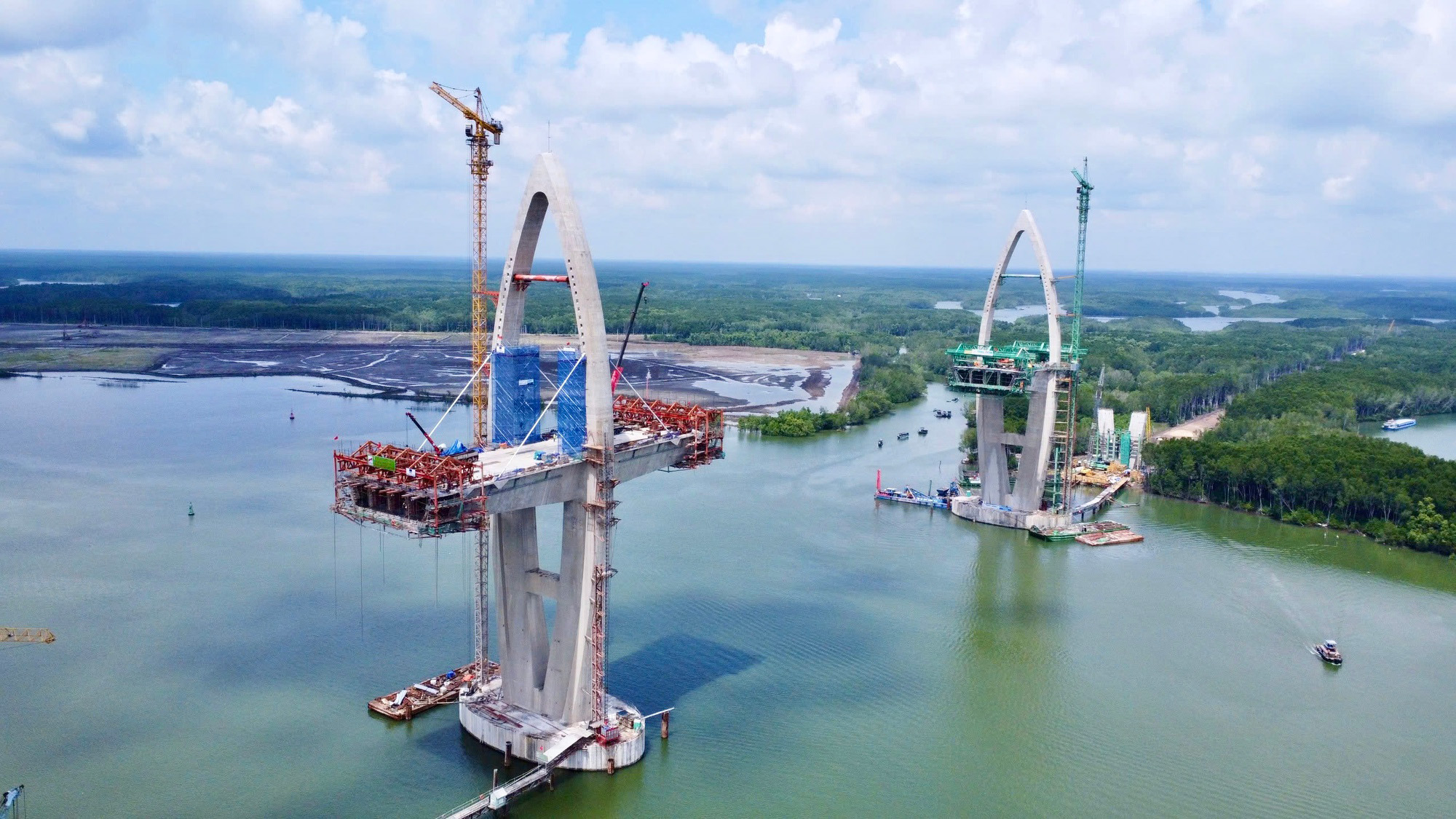 Cây cầu gần 5.000 tỷ đồng nối hai tỉnh giàu bậc nhất Việt Nam sẽ hợp long trong năm nay - Ảnh 1