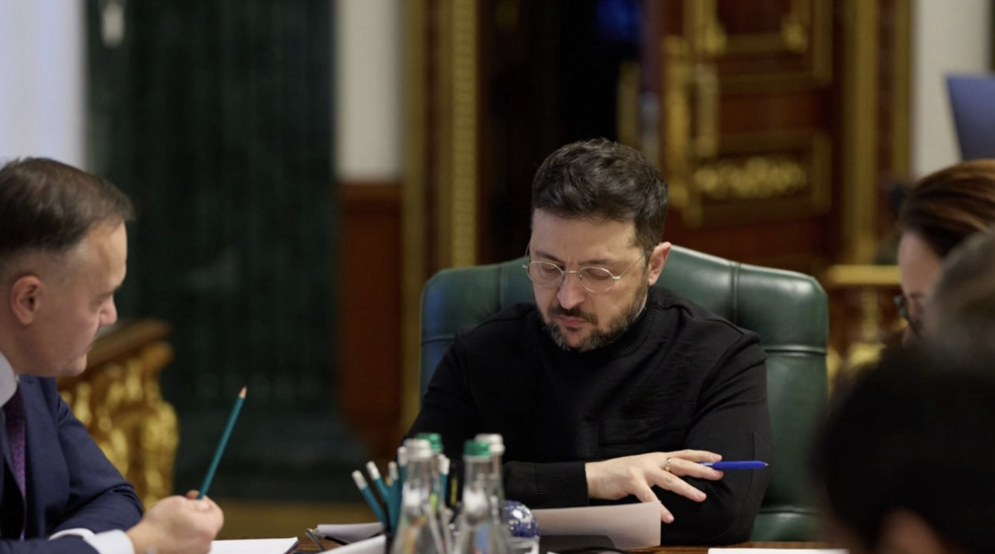 Nga lắc đầu về lệnh ngừng bắn, Ukraine ban bố tình trạng khẩn cấp - Ảnh 1