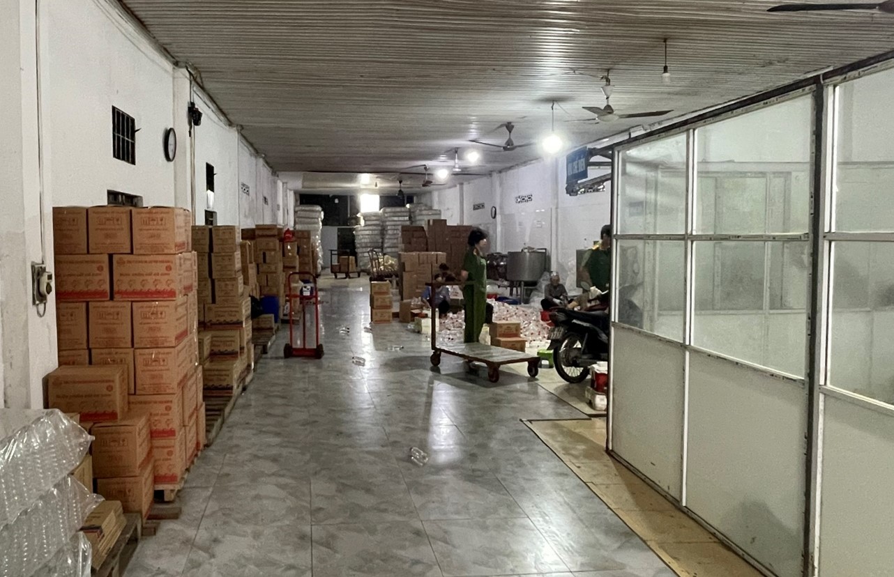 Khởi tố Giám đốc công ty sản xuất hàng nghìn chai tương ớt, nước chấm giả - Ảnh 1