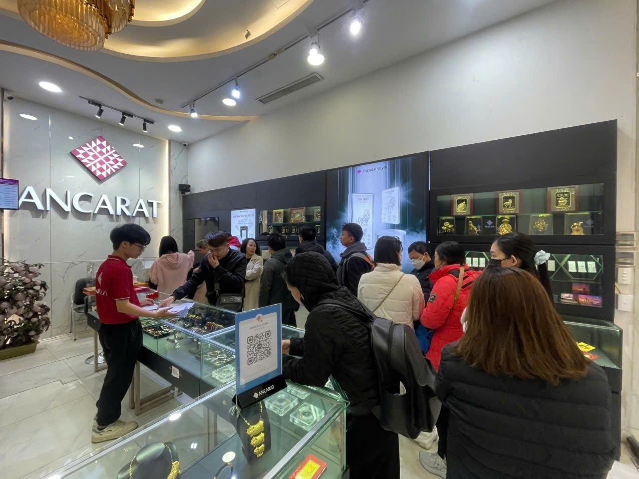 Bạc chính thức vượt 100 triệu đồng/kg - Ảnh 1