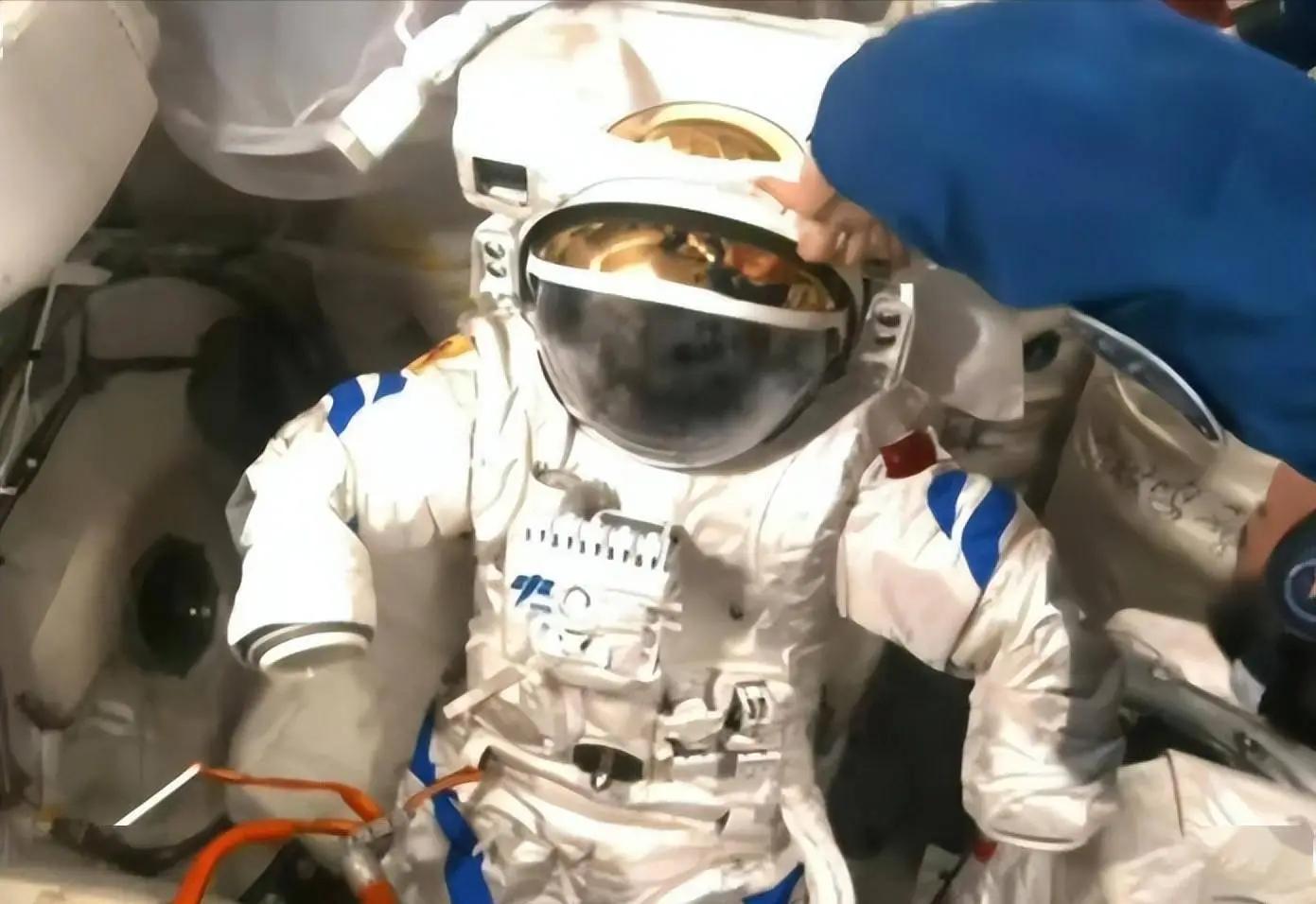 Siêu phẩm của Trung Quốc đáp mặt đất, mang về một "báu vật" và cả tin xấu khiến các chuyên gia hoảng sợ - Ảnh 1