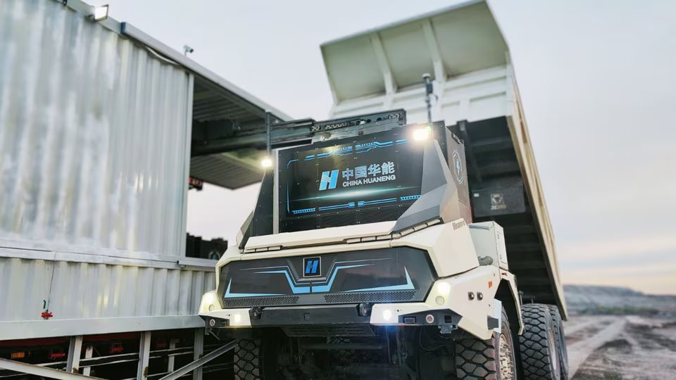 Phát hiện 100 xe tải Trung Quốc không người lái, hoạt động liên tục 24/7, bí mật khai thác kho báu lộ thiên lớn chưa từng có - Ảnh 1