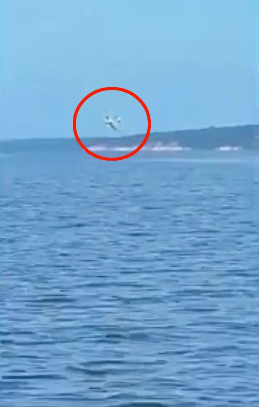 Brazil: Máy bay lao đầu xuống sông, vỡ tan thành nhiều mảnh - Ảnh 1