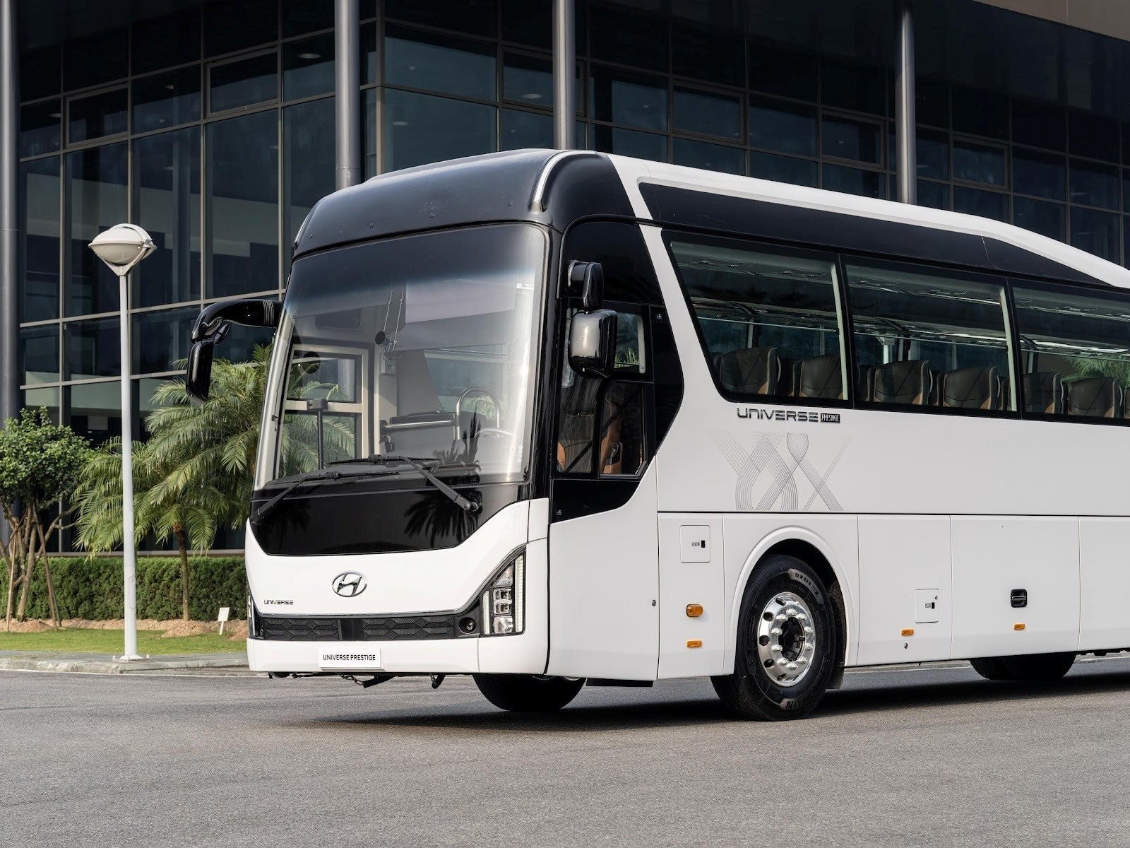 Xe khách 47 chỗ Hyundai Universe Prestige, giá từ 4,5 tỷ ra mắt tại Việt Nam - Ảnh 2