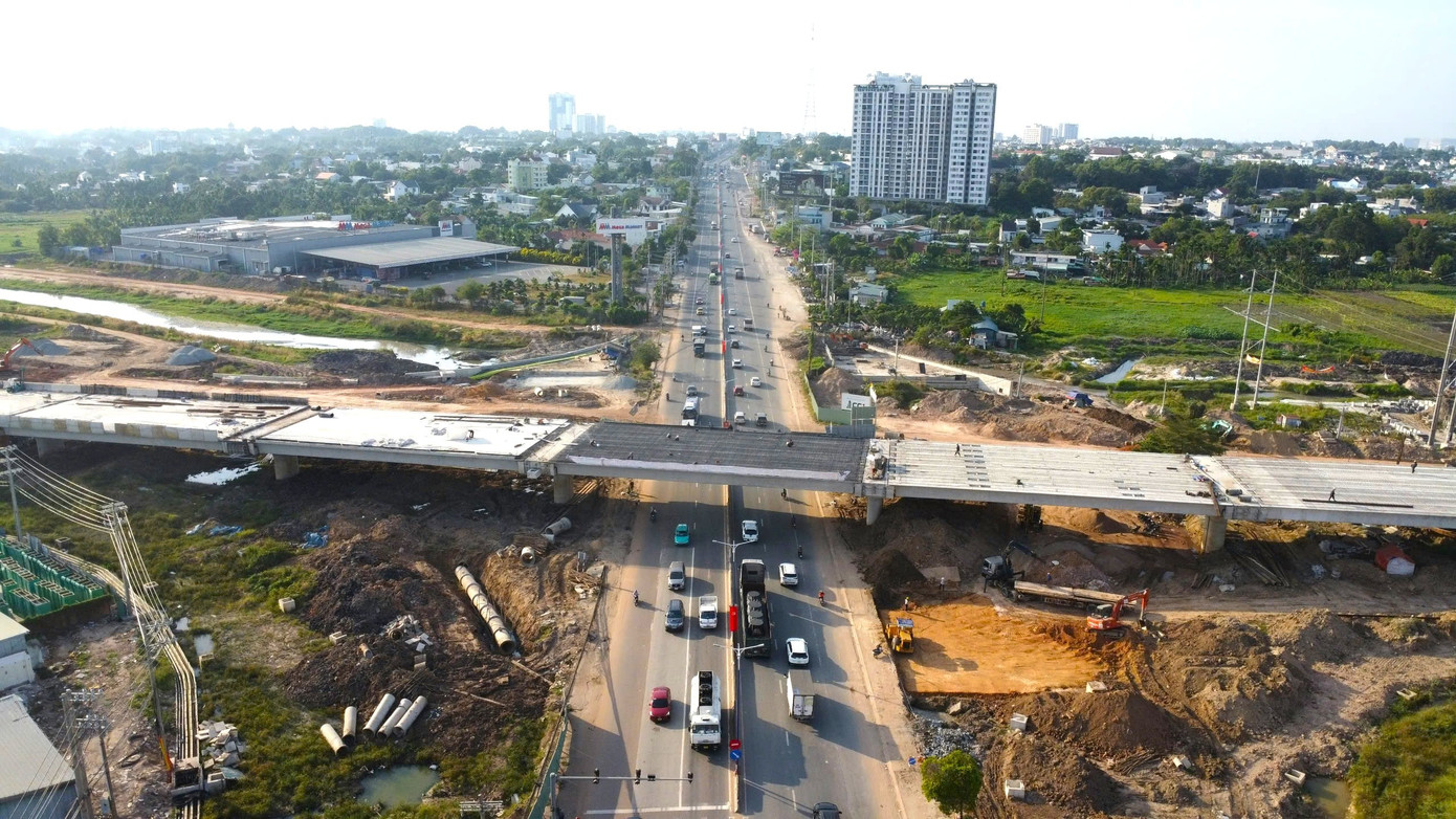 Toàn cảnh hai cầu vượt 'nghìn tỷ' trên đường Vành đai 3 TPHCM - Ảnh 1