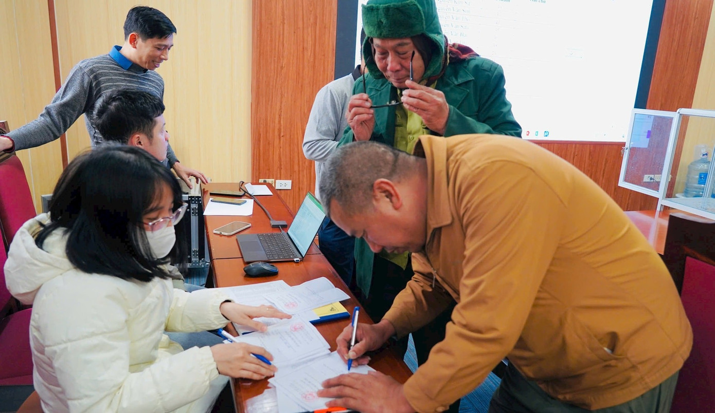 Hà Nội: Giao đất dịch vụ cho hơn 80 hộ dân sau nhiều năm bị 'treo' - Ảnh 1