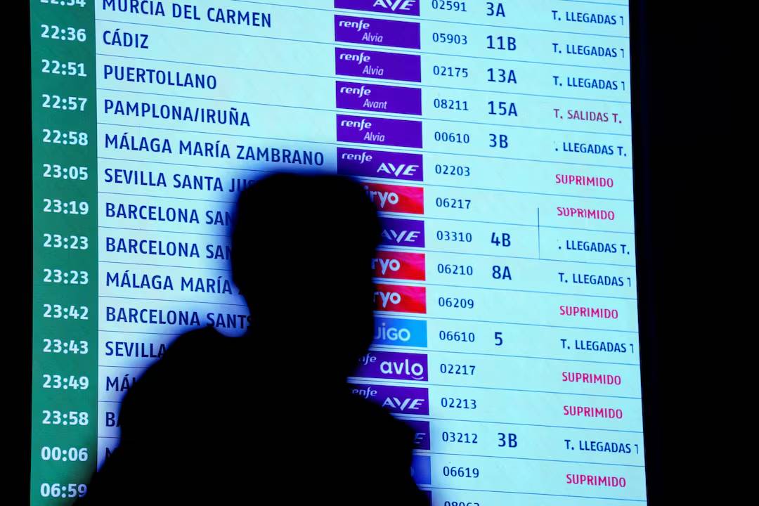 Hiện trường thảm họa tàu cao tốc tại Tây Ban Nha: 2 đoàn tàu biến dạng, hơn 100 người thương vong, có thể sẽ tìm thấy thêm nhiều thi thể - Ảnh 6