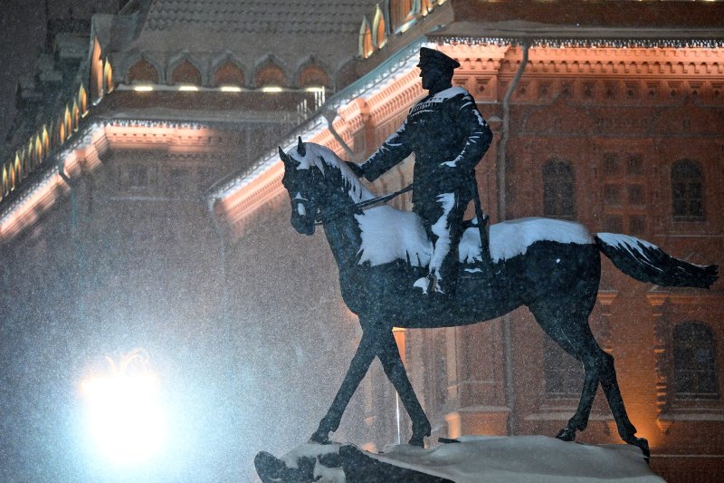 Moscow chìm trong bão tuyết: Giao thông tê liệt, hàng trăm chuyến bay bị ảnh hưởng - Ảnh 1