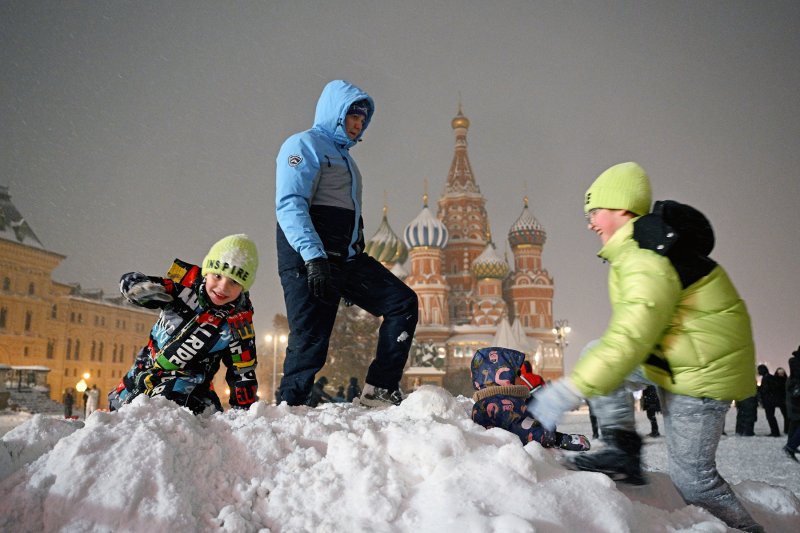 Moscow chìm trong bão tuyết: Giao thông tê liệt, hàng trăm chuyến bay bị ảnh hưởng - Ảnh 2