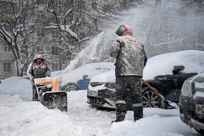 Moscow chìm trong bão tuyết: Giao thông tê liệt, hàng trăm chuyến bay bị ảnh hưởng - Ảnh 3