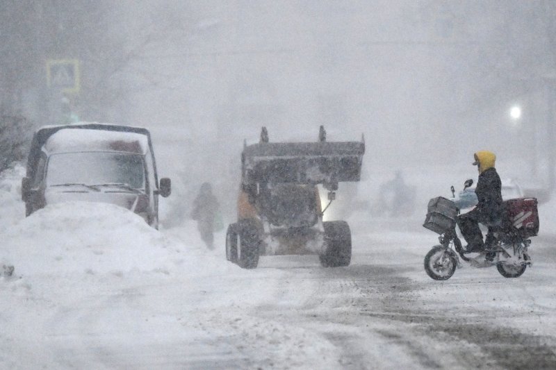 Moscow chìm trong bão tuyết: Giao thông tê liệt, hàng trăm chuyến bay bị ảnh hưởng - Ảnh 5