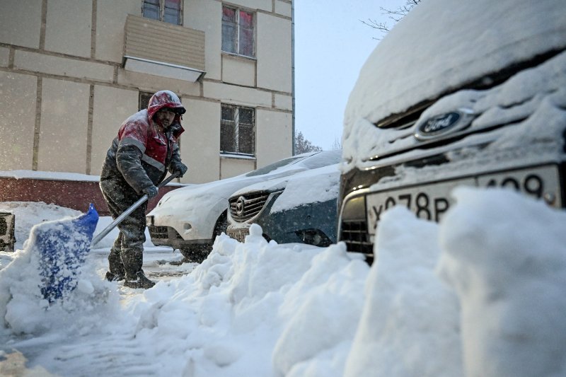 Moscow chìm trong bão tuyết: Giao thông tê liệt, hàng trăm chuyến bay bị ảnh hưởng - Ảnh 4