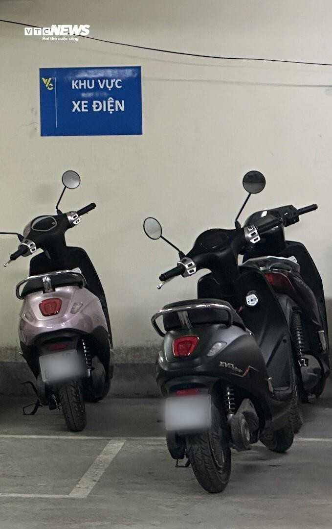 Tháo gỡ bài toán 'kẹt' chỗ sạc xe điện ở tập thể, chung cư cũ - Ảnh 1