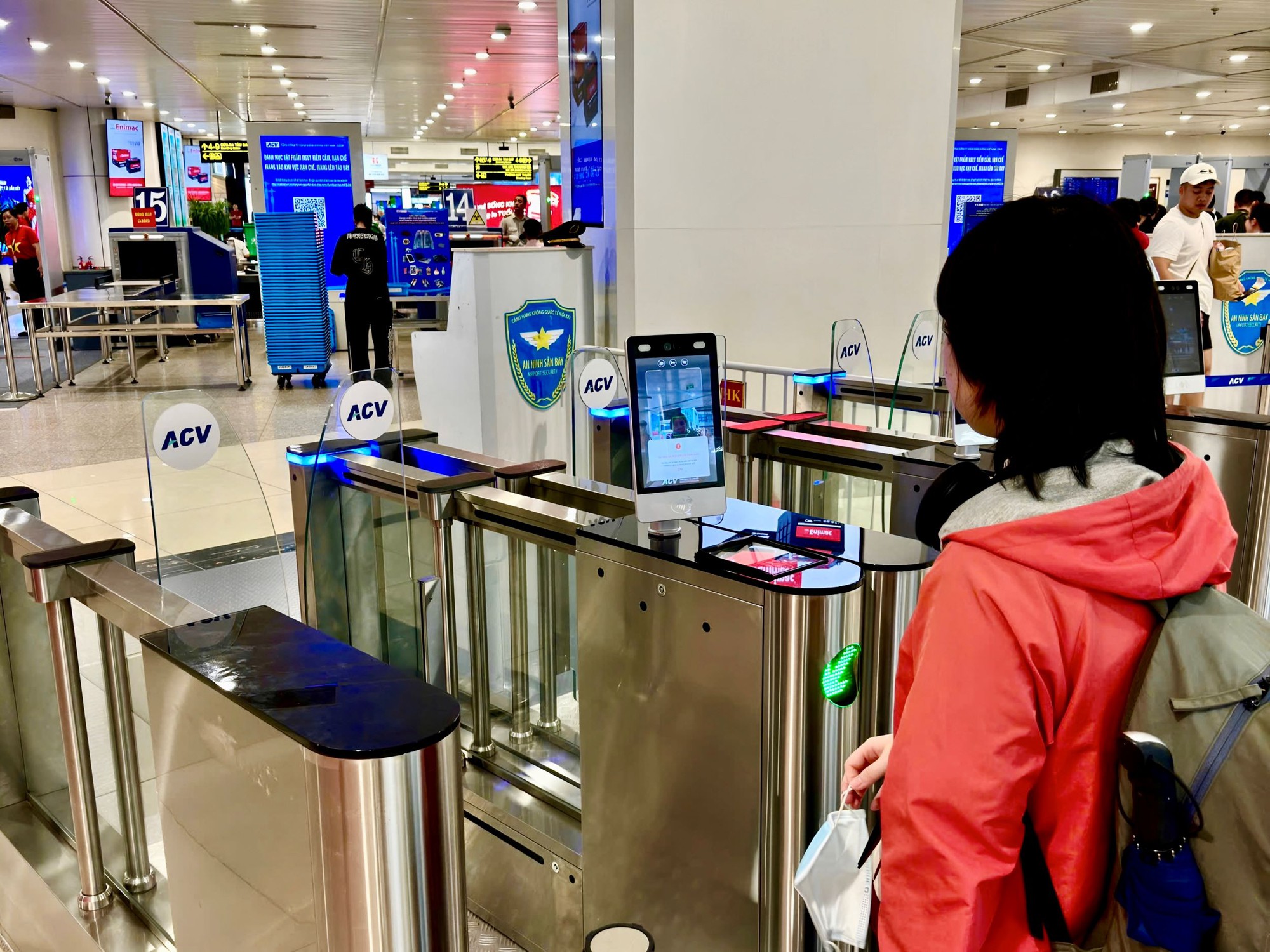 Người dân ùn ùn trở lại TPHCM, sân bay Tân Sơn Nhất đón khách kỷ lục - Ảnh 2