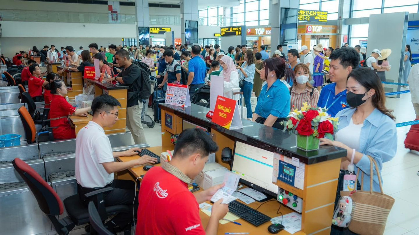 Lượng khách kỷ lục qua sân bay Nội Bài hôm nay - Ảnh 1