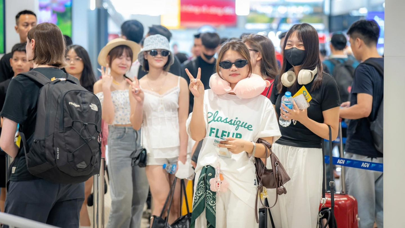Lượng khách kỷ lục qua sân bay Nội Bài hôm nay - Ảnh 3