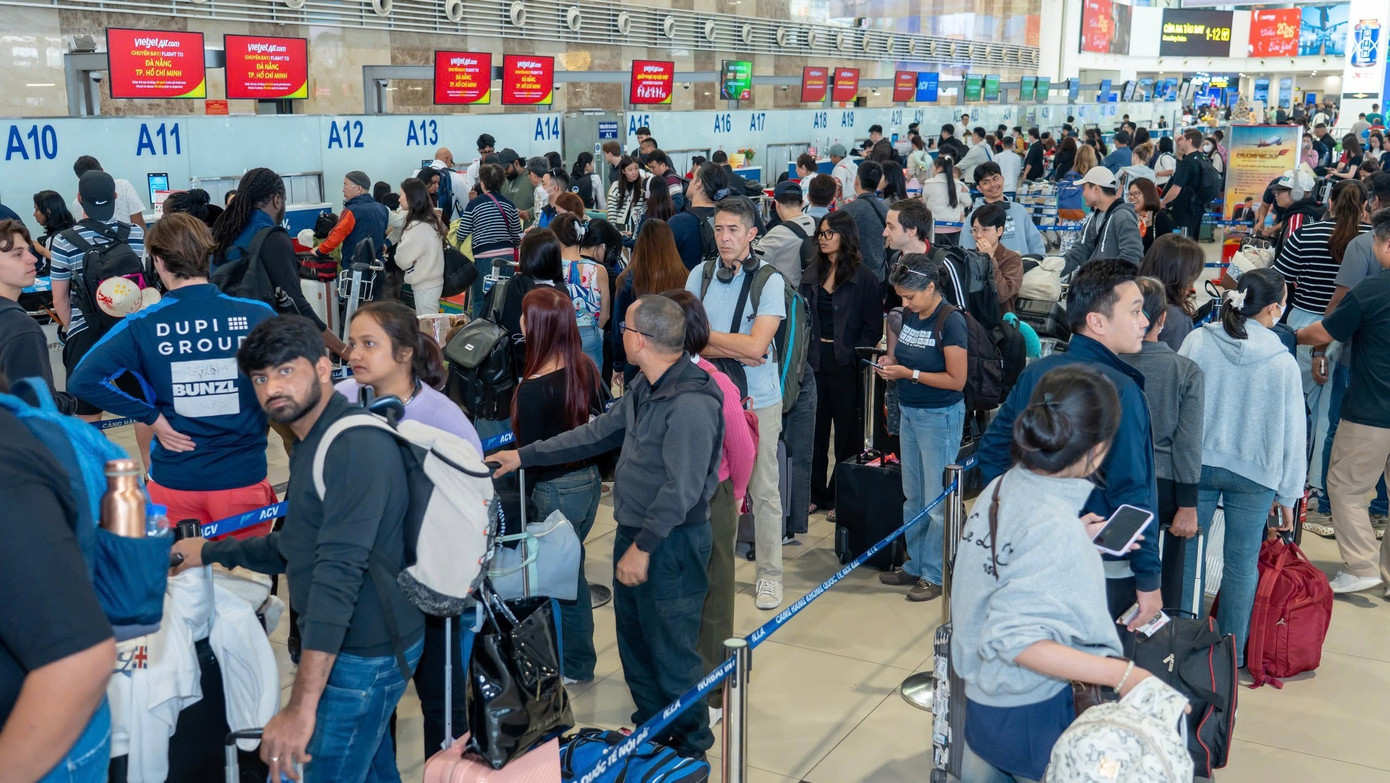 Lượng khách kỷ lục qua sân bay Nội Bài hôm nay - Ảnh 4