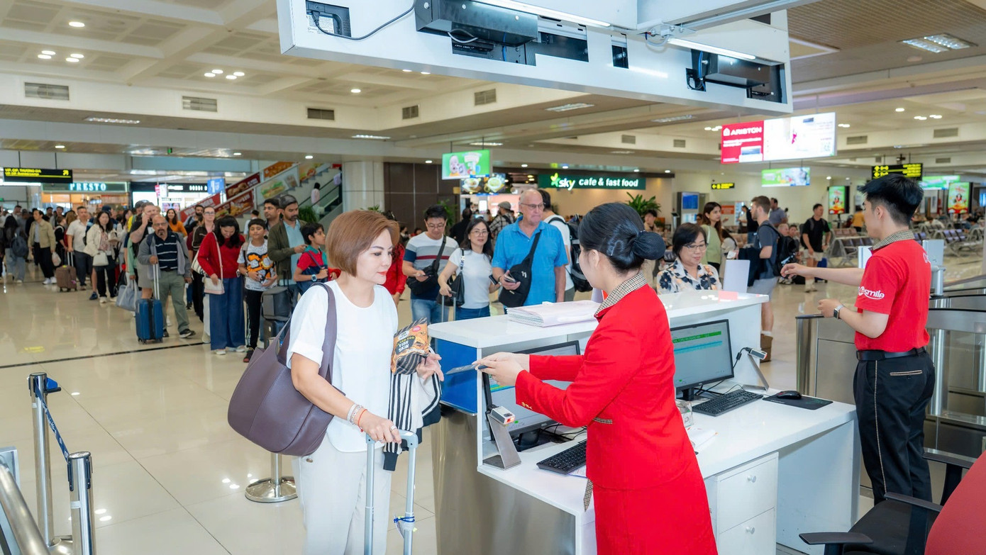 Lượng khách kỷ lục qua sân bay Nội Bài hôm nay - Ảnh 5
