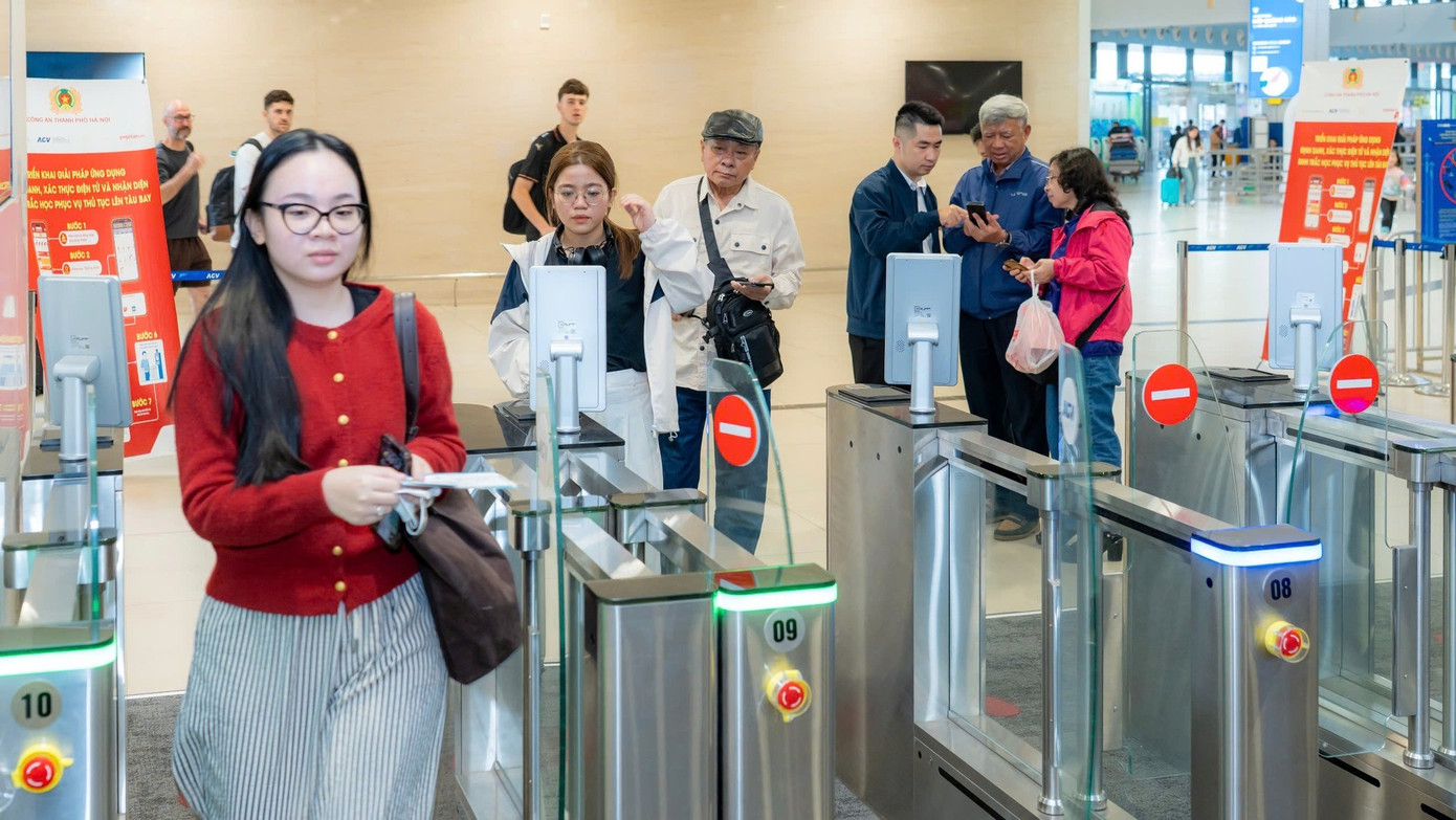 Lượng khách kỷ lục qua sân bay Nội Bài hôm nay - Ảnh 6