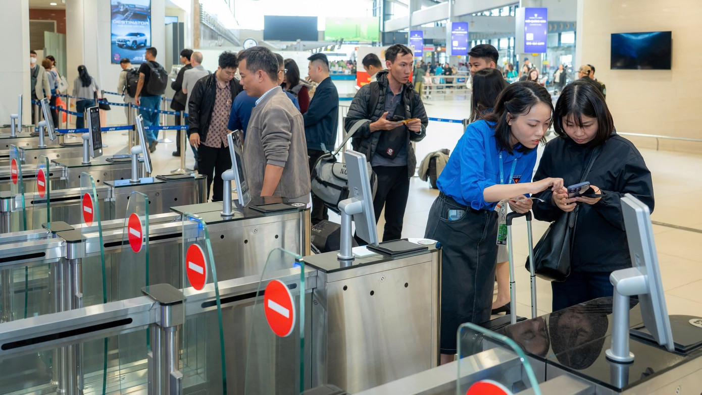 Lượng khách kỷ lục qua sân bay Nội Bài hôm nay - Ảnh 7