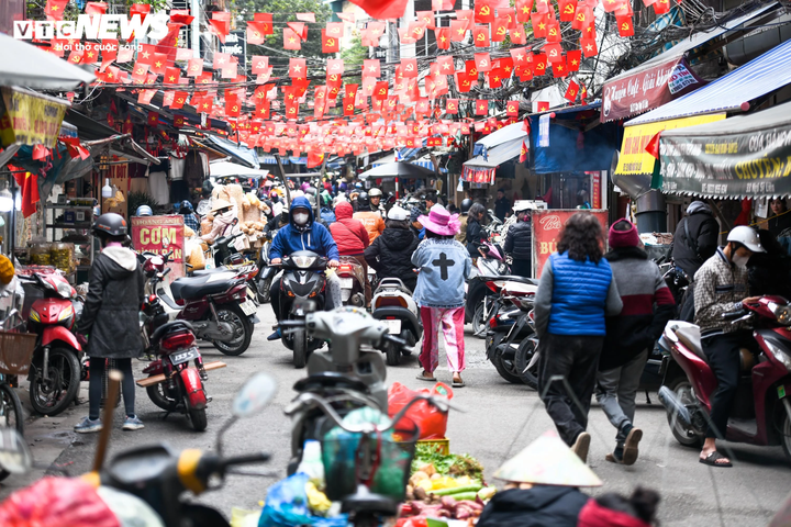 Bỏ chục tỷ đồng mua nhà, sống khổ giữa nhan nhản chợ cóc, quán ăn - Ảnh 1