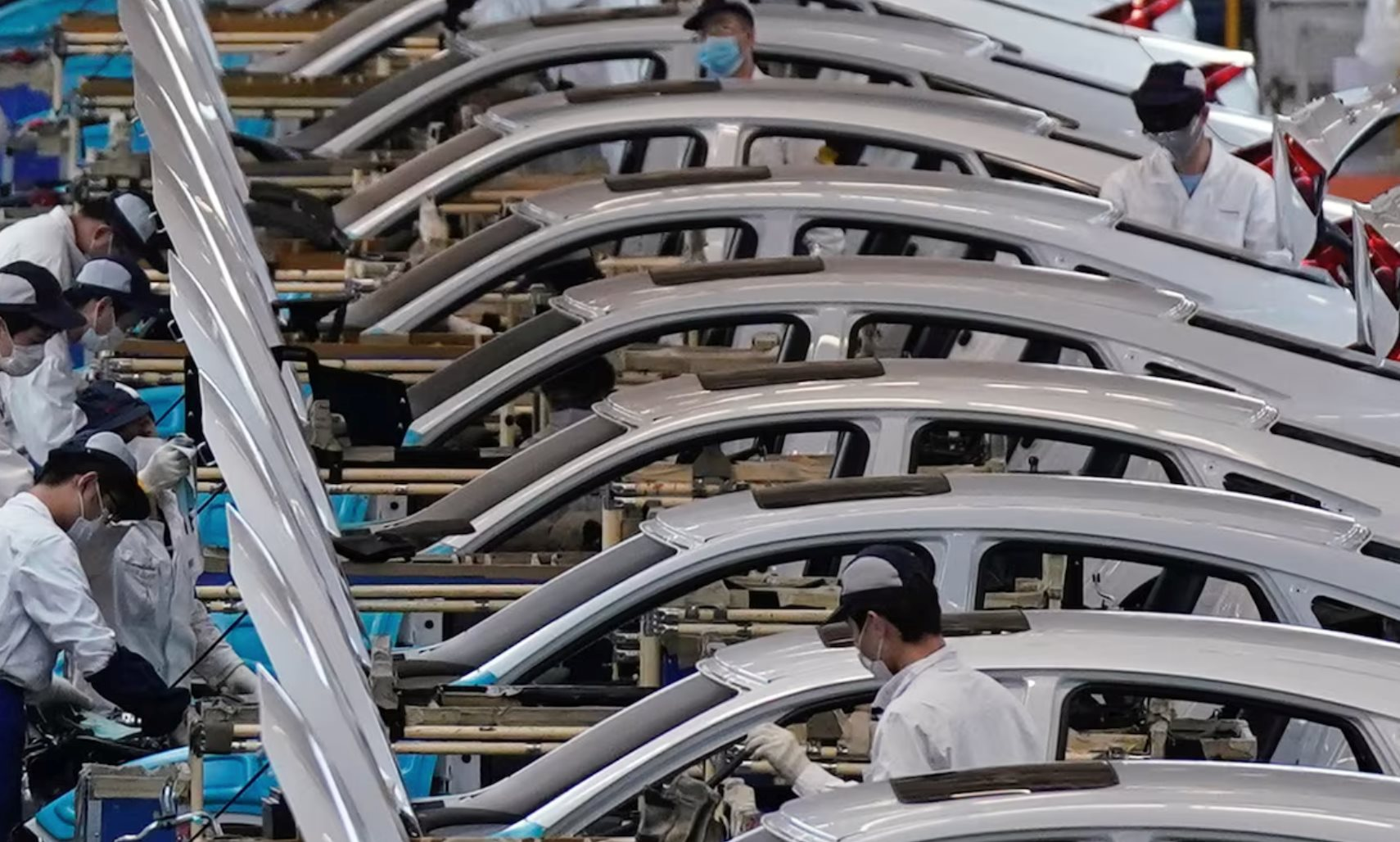Dây chuyền lắp ráp 20 triệu xe xăng mỗi năm ngừng hoạt động vì ô tô điện, hàng tồn ồ ạt khiến Trung Quốc xuất khẩu vội vàng 6,5 triệu chiếc ra thế giới - Ảnh 1