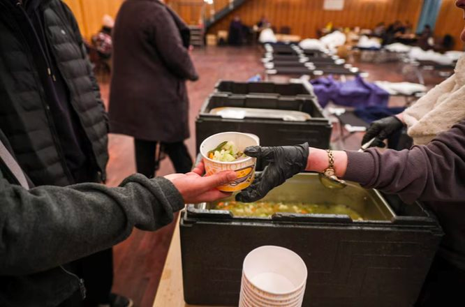 Nền kinh tế 5 nghìn tỷ USD chịu cảnh chưa từng có trong 80 năm: Cả thủ đô mất điện suốt 6 ngày giữa trời rét buốt, hàng chục nghìn người sống trong bóng tối - Ảnh 2