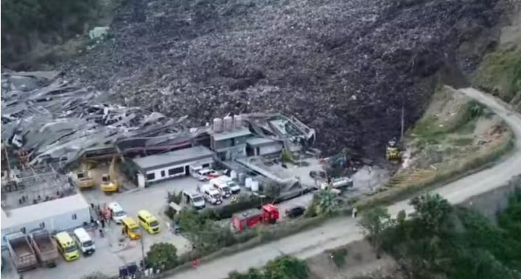 Sạt lở núi rác khổng lồ, 1 người tử vong, 38 người mất tích - Ảnh 1