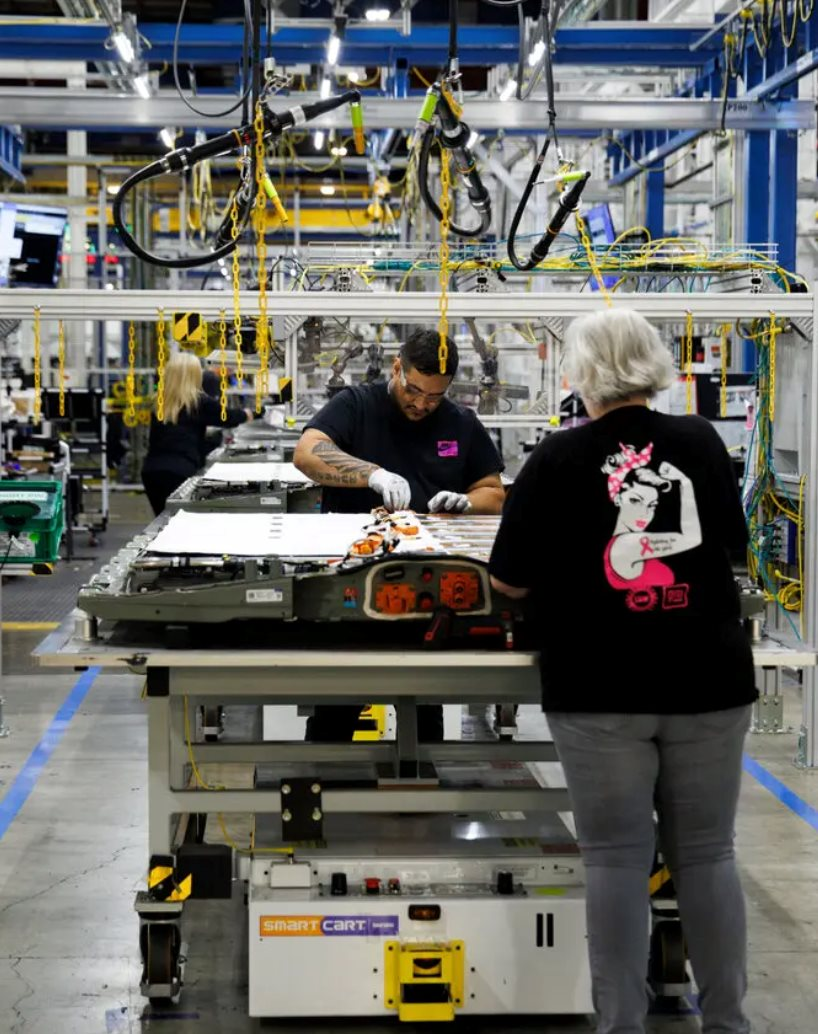 Một nhà sản xuất xe hơi lớn vừa lỗ kỷ lục 7 tỷ USD/quý vì xe điện, từng mơ mộng bán 1 triệu EV mỗi năm nhưng thực tế chỉ khoảng 170.000 chiếc - Ảnh 2