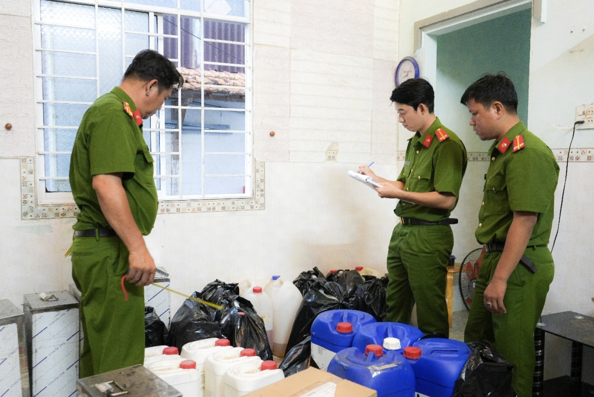 Giám đốc Công ty HALOVA cùng vợ sản xuất hàng ngàn chai nước hoa giả - Ảnh 2