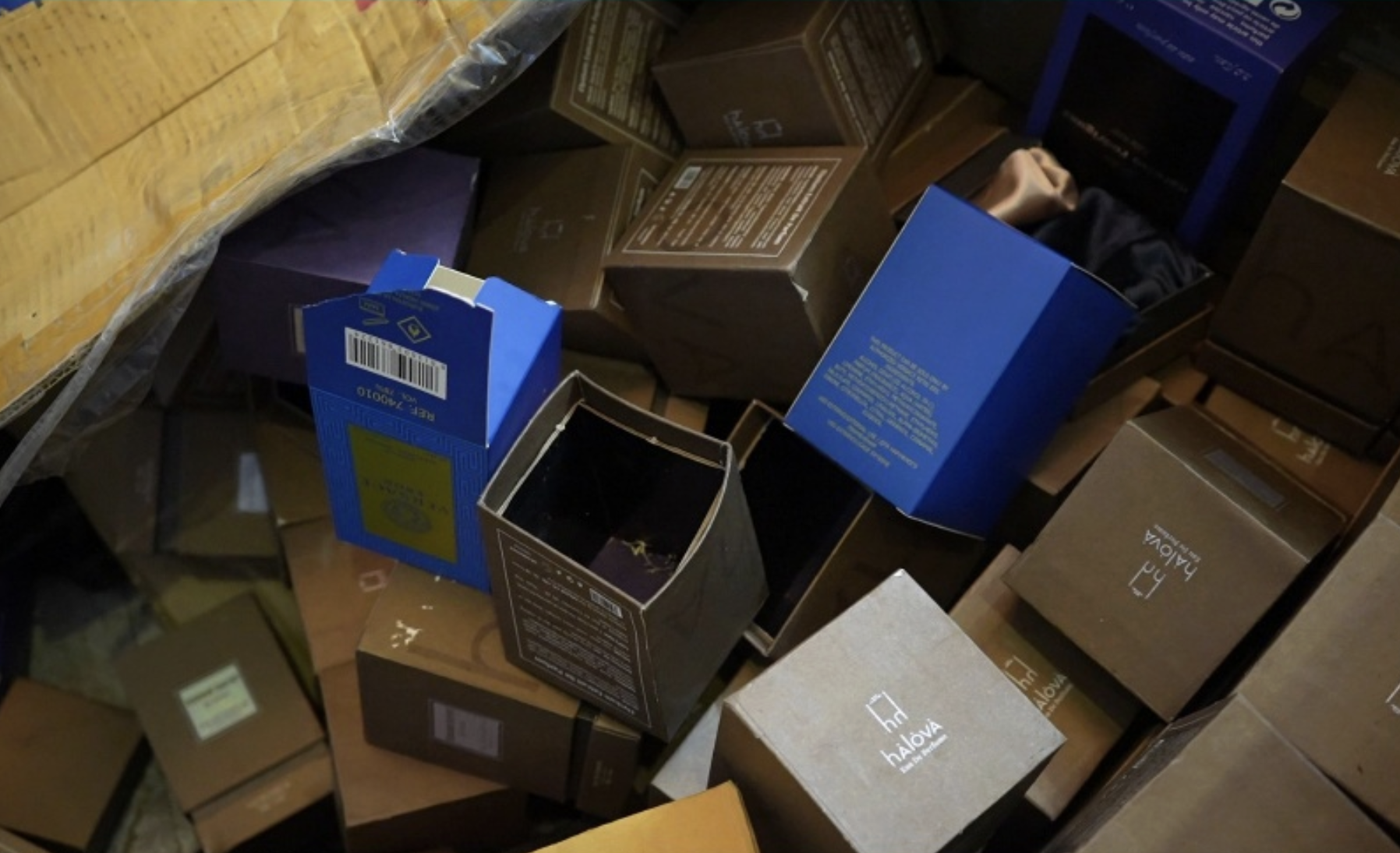 Giám đốc Công ty HALOVA cùng vợ sản xuất hàng ngàn chai nước hoa giả - Ảnh 3