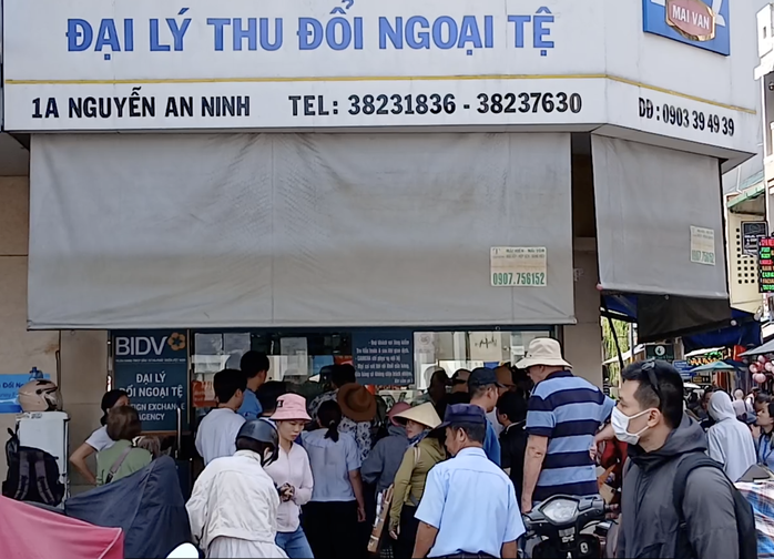 Người dân đổi USD ở đâu để tránh bị phạt nặng? - Ảnh 1