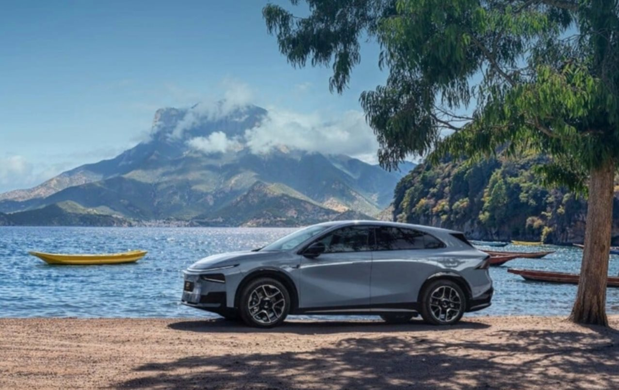 Sắp xuất hiện mẫu xe hybrid sạc 1 lần đi được 1.700km, dùng động cơ xăng để 'phát điện' cho pin sạc - Ảnh 1