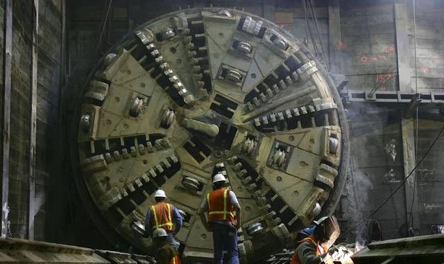 Trung Quốc tạo kỳ tích gây sốc: Máy đào hầm dài 145 mét, nặng 5.000 tấn bất ngờ mắc kẹt dưới đáy sông, được ‘giải cứu’ thành công bằng cách không ai ngờ - Ảnh 1