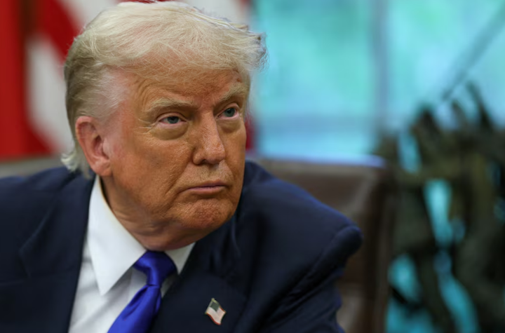 Ông Trump tuyên bố áp thuế với các nước giao dịch với Iran - Ảnh 1