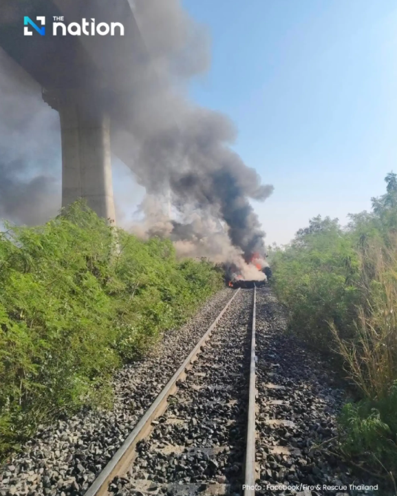 Thái Lan: Cần cẩu đổ sập xuống đoàn tàu đang chạy, ít nhất 22 người thiệt mạng - Ảnh 5