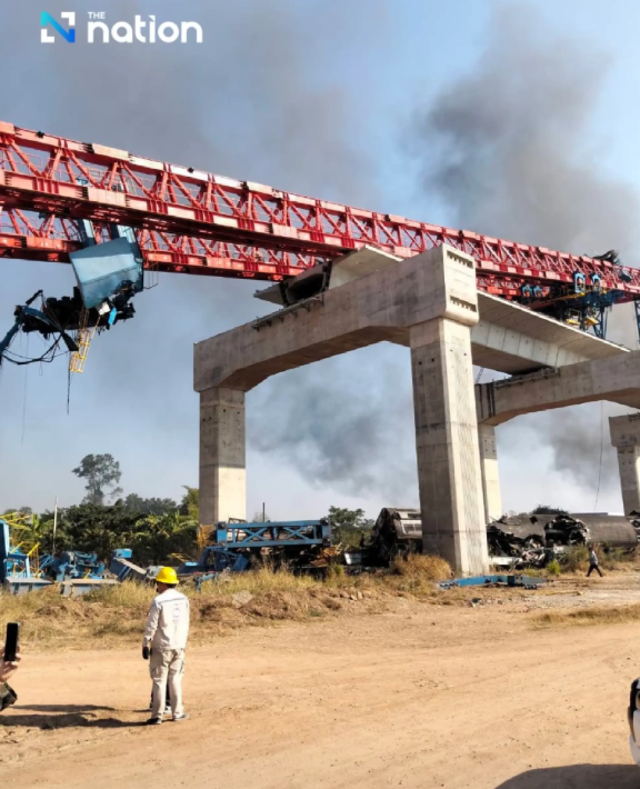 Thái Lan: Cần cẩu đổ sập xuống đoàn tàu đang chạy, ít nhất 22 người thiệt mạng - Ảnh 6