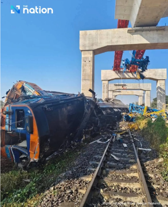 Thái Lan: Cần cẩu đổ sập xuống đoàn tàu đang chạy, ít nhất 22 người thiệt mạng - Ảnh 1